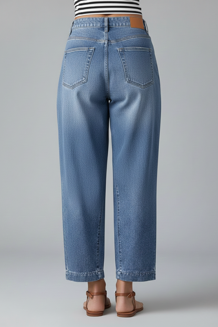 Women’s Straight-Leg Jeans with Mid-Waist and Pockets